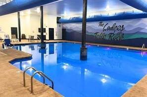 Una piscina cubierta, una piscina climatizada