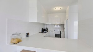 Kaffetrakter/tekoker, kjøleskap, mikrobølgeovn og ovn