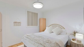 2 bedrooms, bed sheets - Regency Court 3 -The Entrance North, Renovated Apartment (The Entrance North)