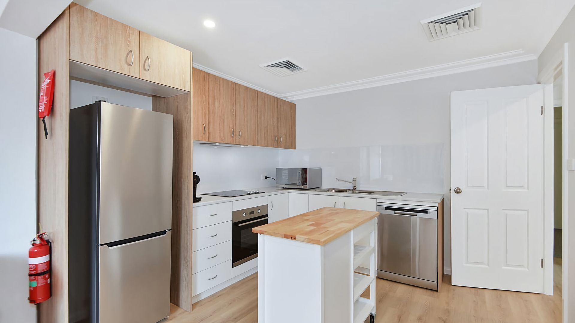 Jääkaappi, mikroaaltouuni, uuni, astianpesukone