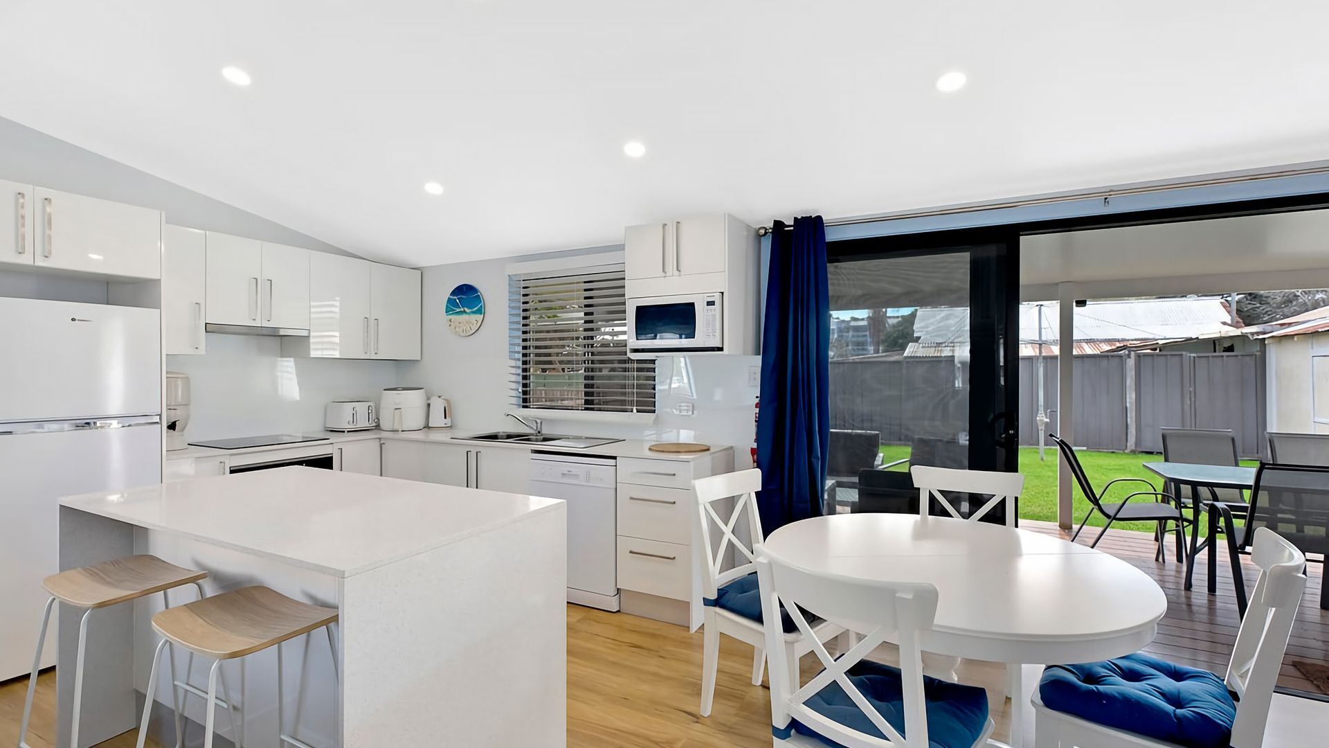 Køleskab, mikrobølgeovn, ovn, brødrister