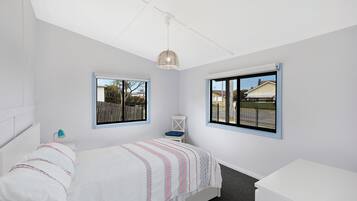 3 bedrooms, iron/ironing board, bed sheets