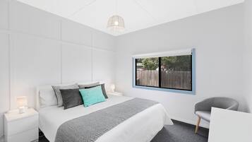 3 bedrooms, iron/ironing board, bed sheets