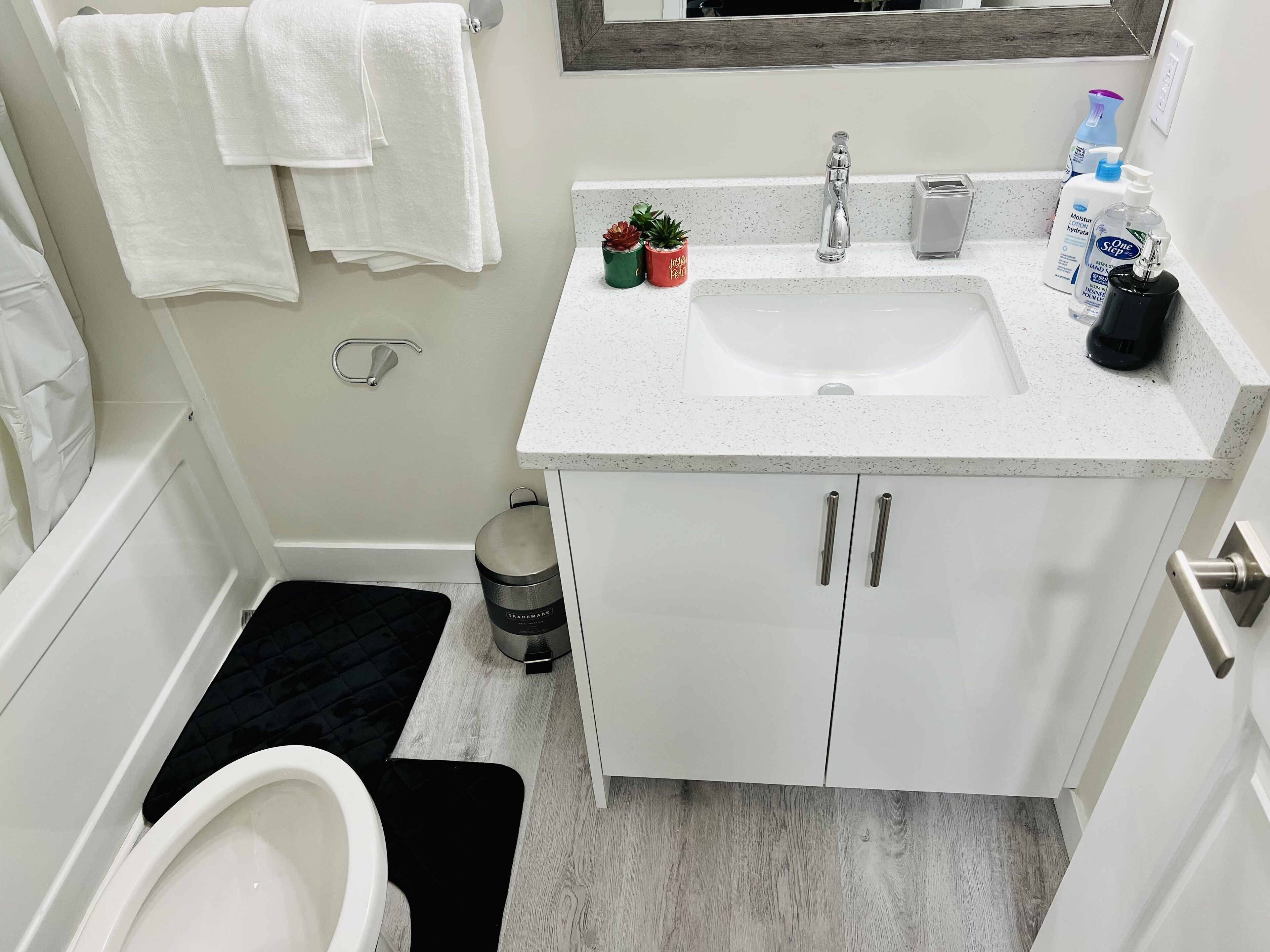 Secadora de cabello, toallas, papel de baño 