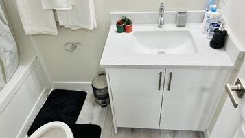 Secadora de cabello, toallas, papel de baño