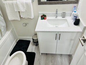 Secadora de cabello, toallas, papel de baño 