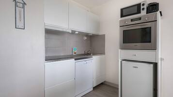 KĂŒhlschrank, Mikrowelle, Ofen, Wasserkocher mit Kaffee-/Teezubehör