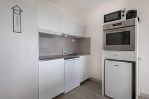 Frigorifero, microonde, forno, macchina per tè/caffè