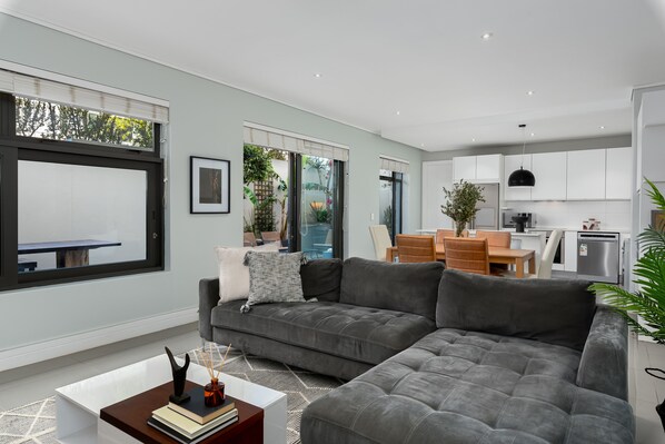 Deluxe-Apartment | Wohnbereich | 32-Zoll-Flachbildfernseher mit Satellitenempfang, Netflix