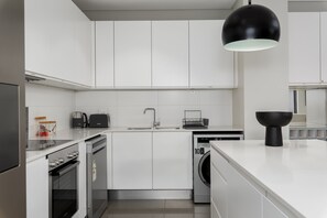 Deluxe-Apartment | Eigene Küche | Großer Kühlschrank, Mikrowelle, Ofen, Herdplatte