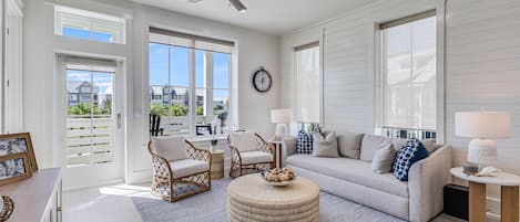 Smart TV, reproductor de DVD, libros y videoteca