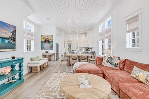 智能电视、DVD 播放器、书、影片库