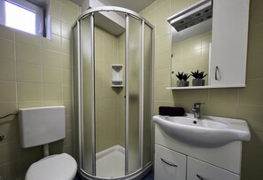 Dusche, Haartrockner, Handtücher, Seife