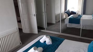 Departamento, 4 habitaciones, patio, vista al jardín | 4 habitaciones