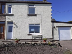 Property entrance - Elmbank House Apartment With Island Views (Berwick-upon-Tweed)