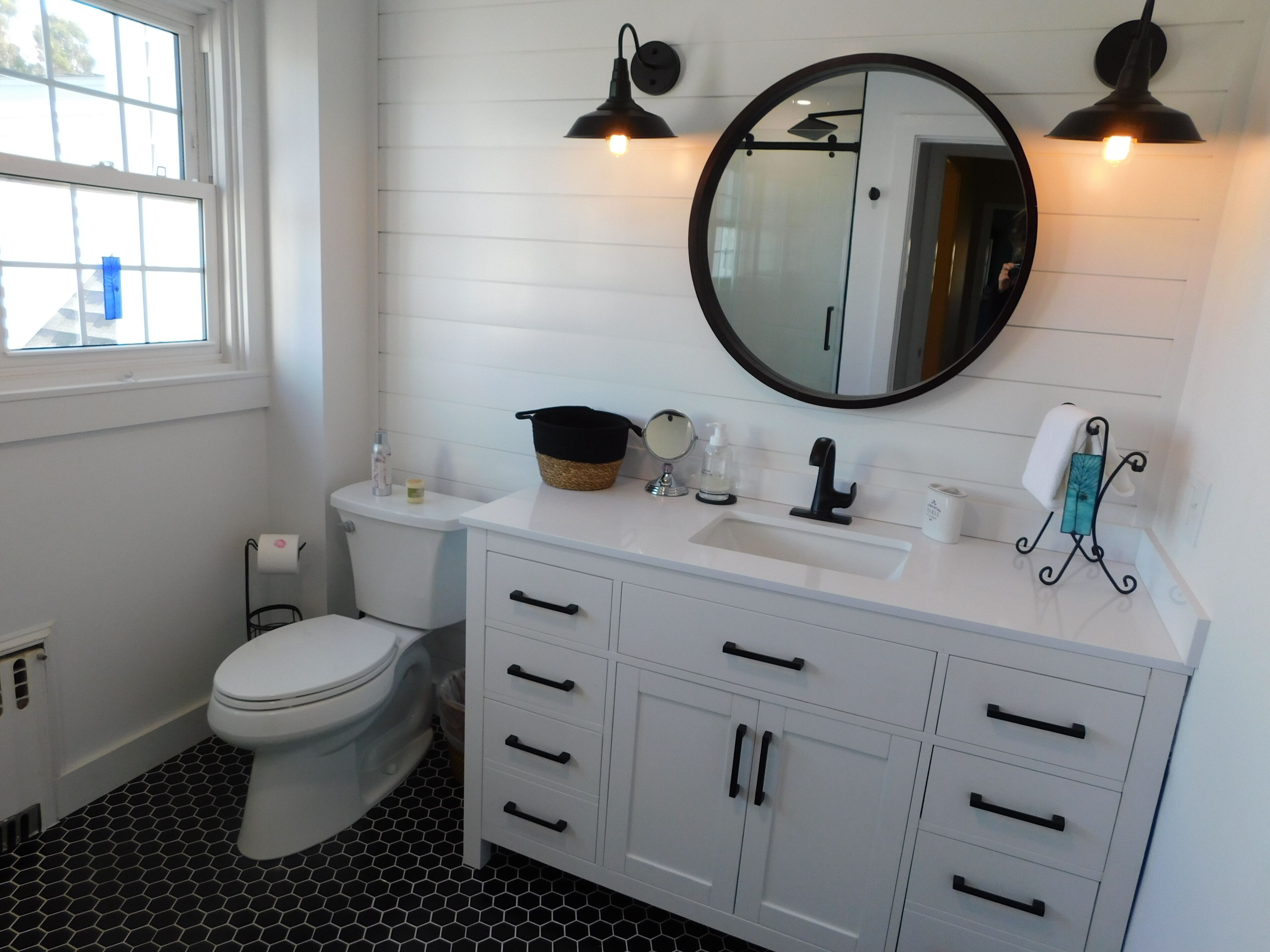 Combined shower/tub, towels