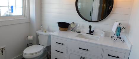 Combined shower/tub, towels