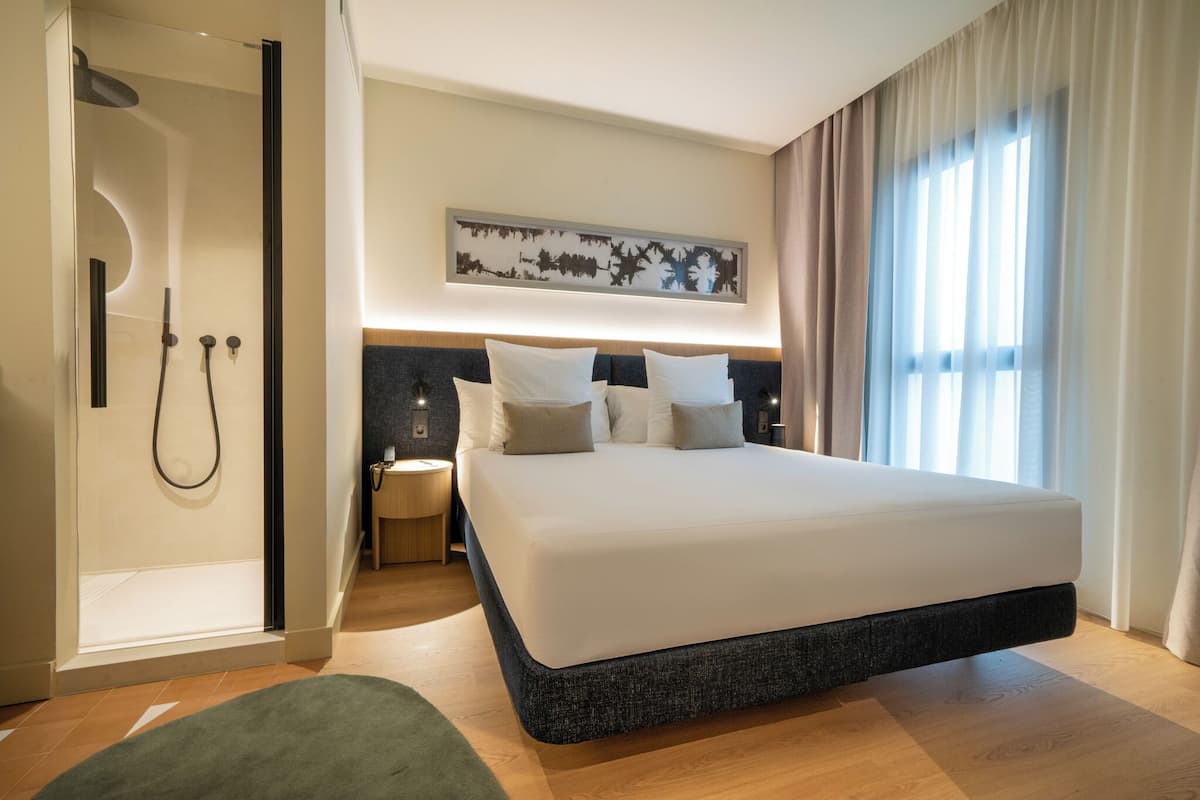 Superior Double Room | In-room safe, desk, soundproofing, iron/ironing board (on request)
