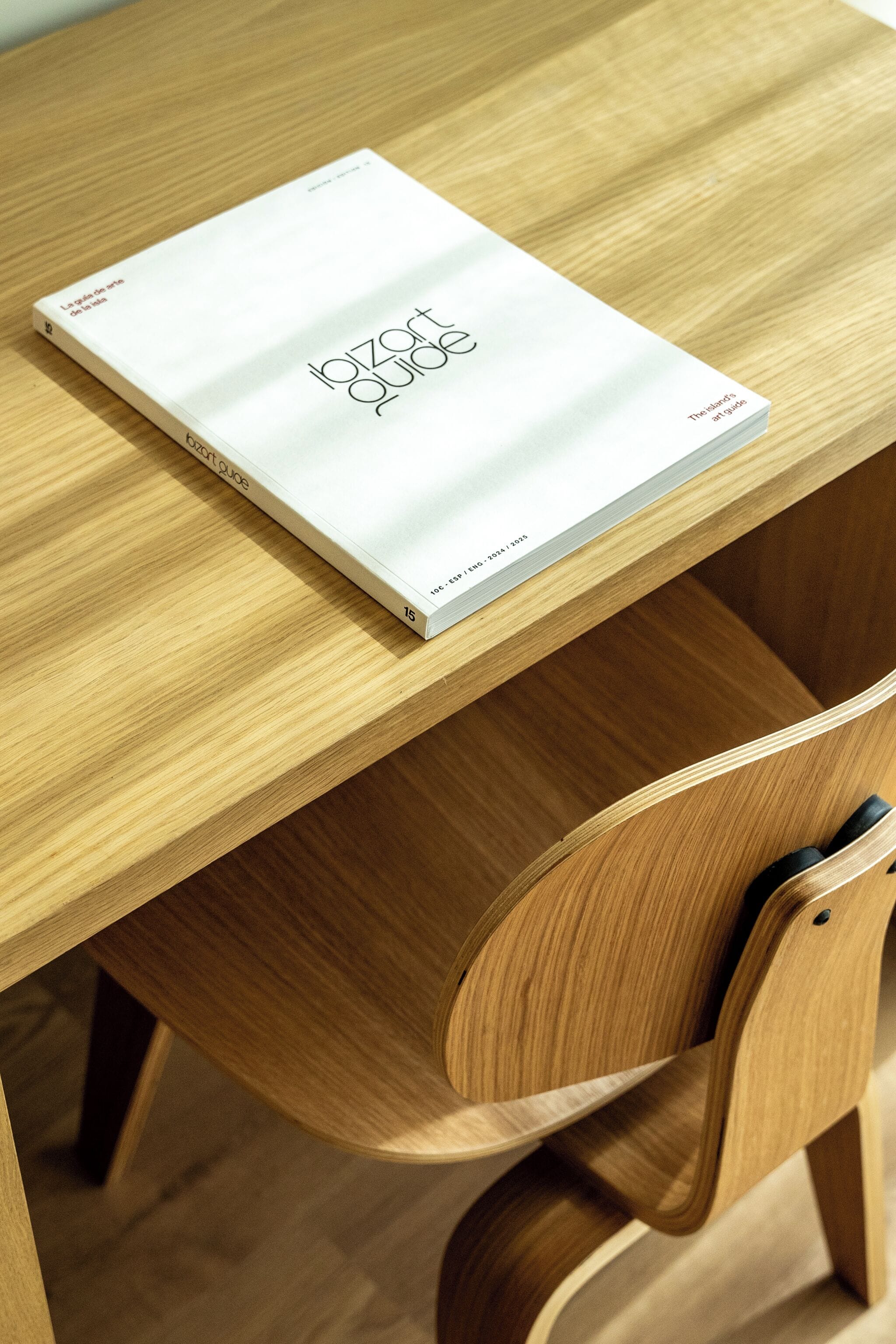 A book titled "La Gazette de l'Art" on a wooden table.