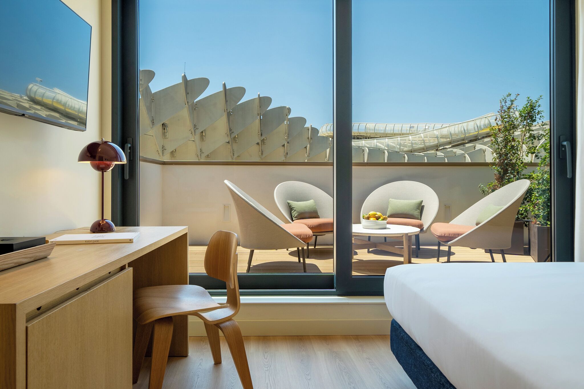 Cofres nos quartos, escrivaninha, quartos à prova de som