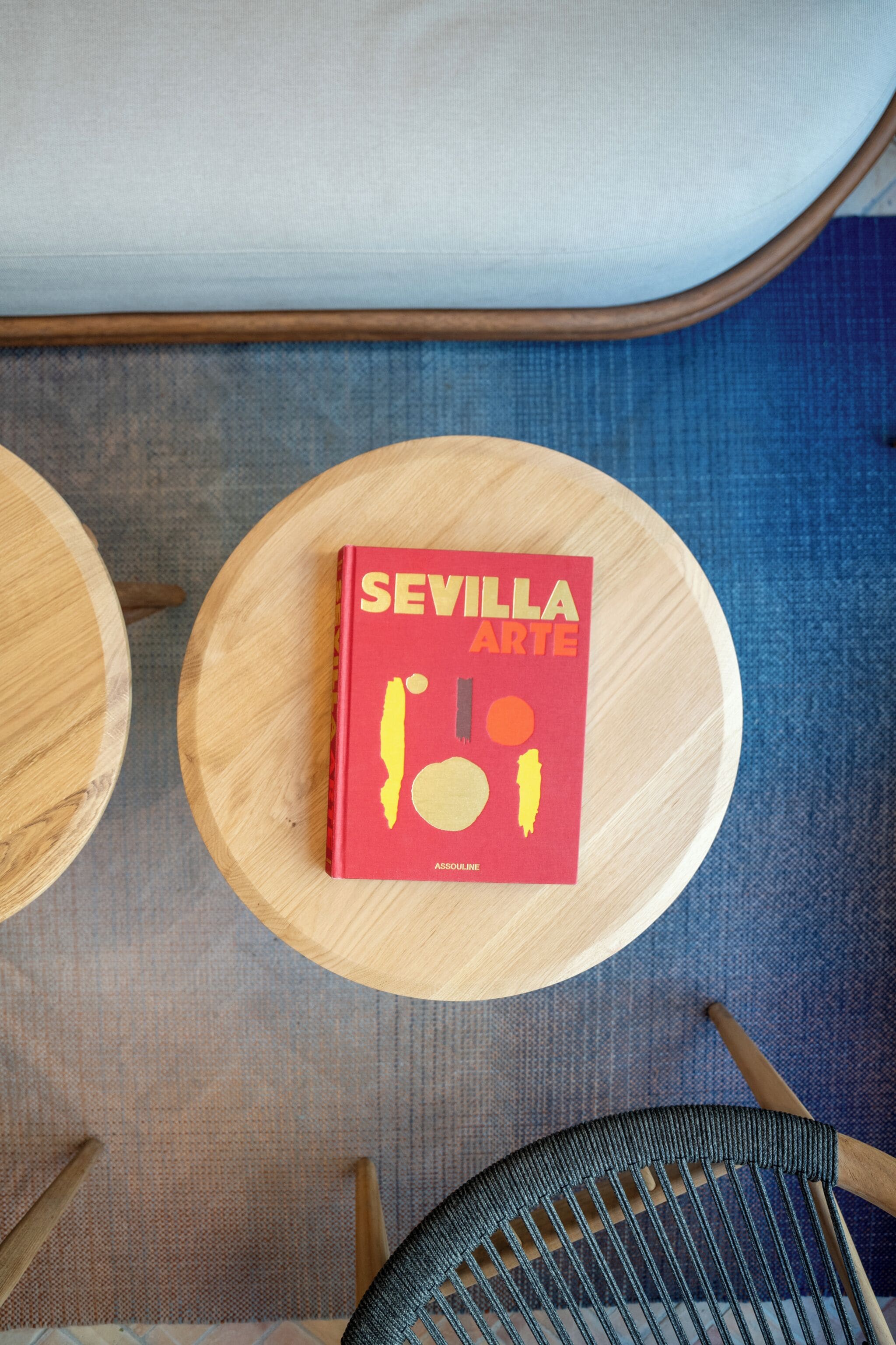 A book titled "Sevilla Arte" on a round wooden table.