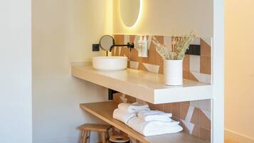 Deluxe kamer, balkon | Badkamer | Gratis toiletartikelen, badjassen, pantoffels, handdoeken