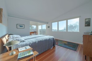 5 bedrooms, WiFi - AUG 9-16 AVAILABLE! Newly Reno'd GORGEOUS, Water View, Beach Access (CS0034) (Wellfleet)