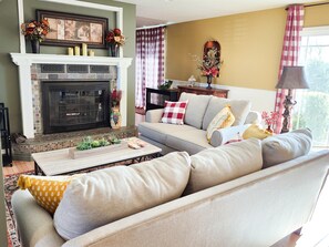 Smart TV, fireplace, books - Wine Country Villa | Close to Lodi Wine, Old Sacramento, Delta Waterways (Lodi)