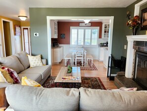 Smart TV, fireplace, books - Wine Country Villa | Close to Lodi Wine, Old Sacramento, Delta Waterways (Lodi)