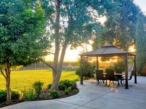Outdoor dining - Wine Country Villa | Close to Lodi Wine, Old Sacramento, Delta Waterways (Lodi)