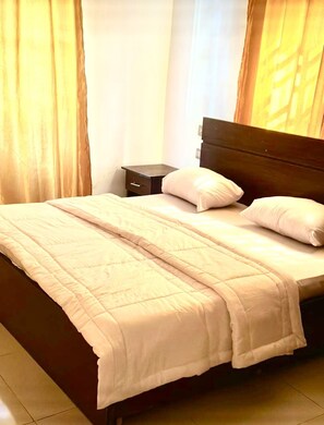 4 Schlafzimmer, Bügeleisen/Bügelbrett