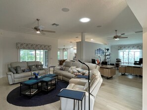 スマートテレビ、暖炉、ステレオ、書斎 / ワークスペース