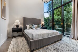 5 bedrooms, desk, iron/ironing board, WiFi