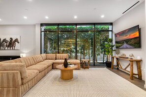 TV connectée, cheminée, livres, espaces bureaux