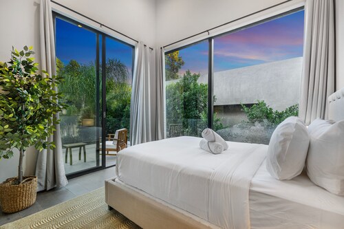 Coldwater Canyon - A Sophisticated & Elegant Estate