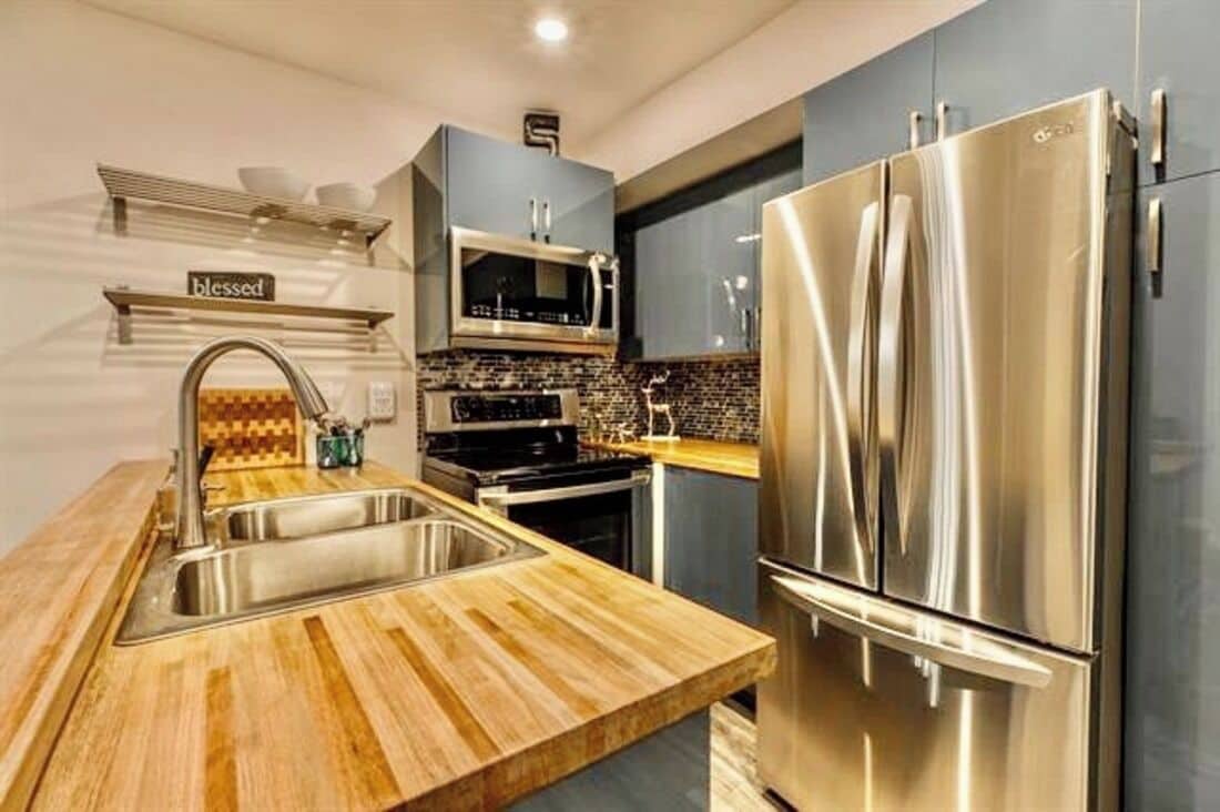 Een koelkast, een magnetron, een oven, een kookplaat