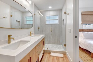 Chuveiro, secador de cabelo, toalhas de banho 