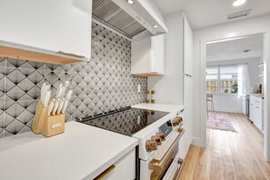 Frigorífico, microondas, horno y placa de cocina