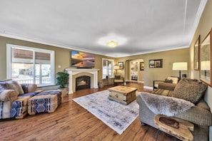 TV, fireplace, video games, video library - Tahoe Family Villa - Family memories, Pets, Hot Tub, Close to Trails, Skiing (South Lake Tahoe)