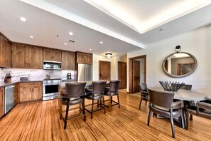 Dining - Best Walking Location, Pool, Beach, Restaurants - Zalanta #220 (South Lake Tahoe)