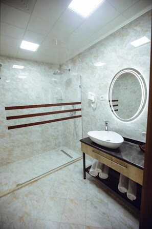 Douche, articles de toilette gratuits, chaussons, serviettes fournies