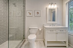 Combined shower/bathtub, hair dryer, towels