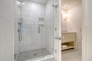 Ensemble douche/baignoire, sèche-cheveux, serviettes fournies