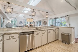 Fridge, microwave, oven, stovetop - Walk in minutes to Kiawah's famous beach! (Kiawah Island)