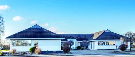 Fachada del alojamiento - Noche