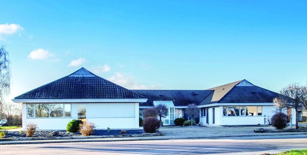 Fassade der Unterkunft – Abend/Nacht