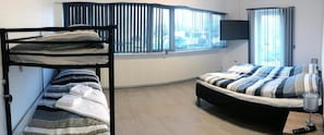 Quarto família, várias camas | 1 quarto, Wi-Fi de cortesia, roupa de cama