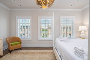 3 bedrooms, iron/ironing board, free WiFi, bed sheets - Newly Built Luxury Oasis Steps to River Front w/ Parking by Lucky Savannah (Savannah)