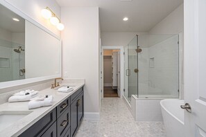 Bañera con ducha, secador de pelo, toallas