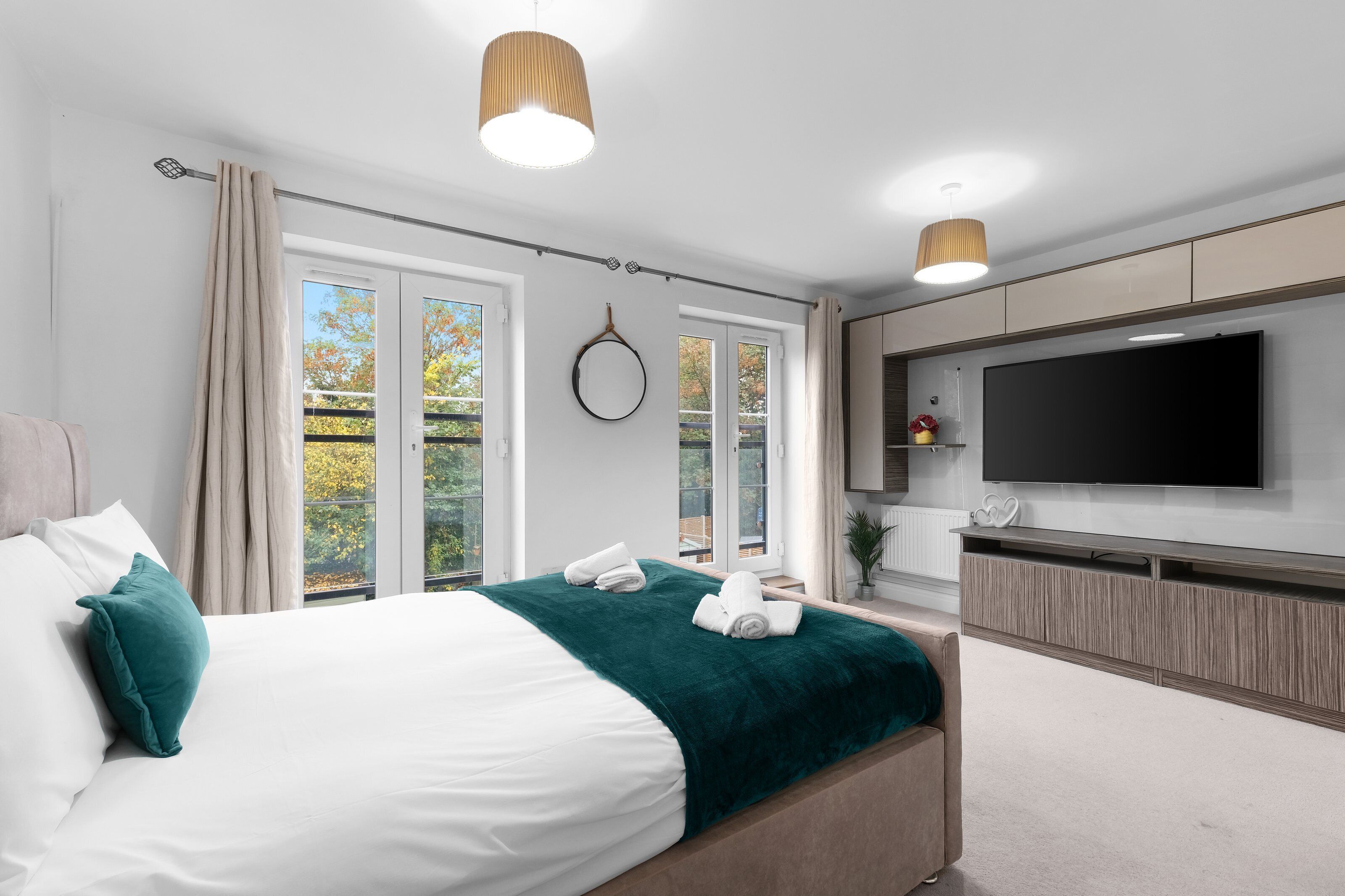 6 bedrooms, iron/ironing board, free WiFi, bed sheets